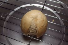 Verkrusteten Grillrost mit trockenen Brötchen reinigen
