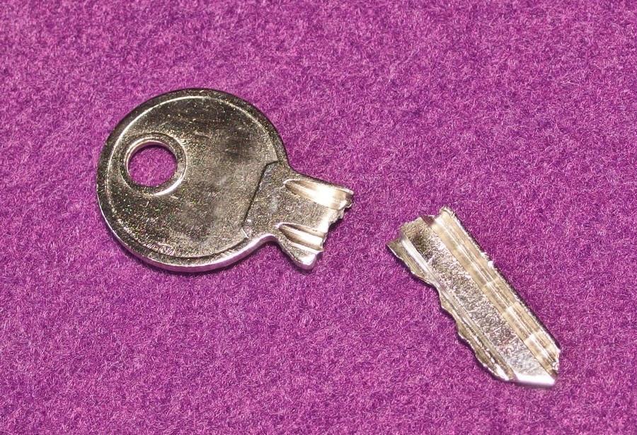 Einen abgebrochenen Schlüssel aus einem Zündschloss entfernen