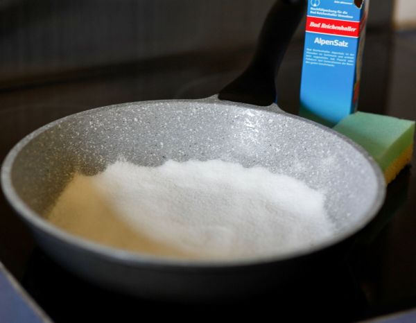 Eingebrannte Pfanne Mit Salz Reinigen Frag Mutti