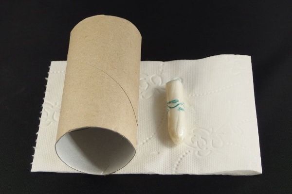 Die werfen toilette man in darf tampons Tampon ins