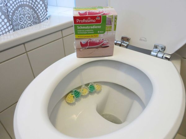 Mit Schmutzradierer gegen Urinstein und Kalkablagerungen Kalk und Urinstein aus WC entfernen | Frag Mutti