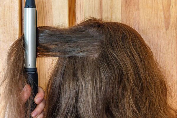 Wie bekomme ich tote Nissen aus dem Haar?