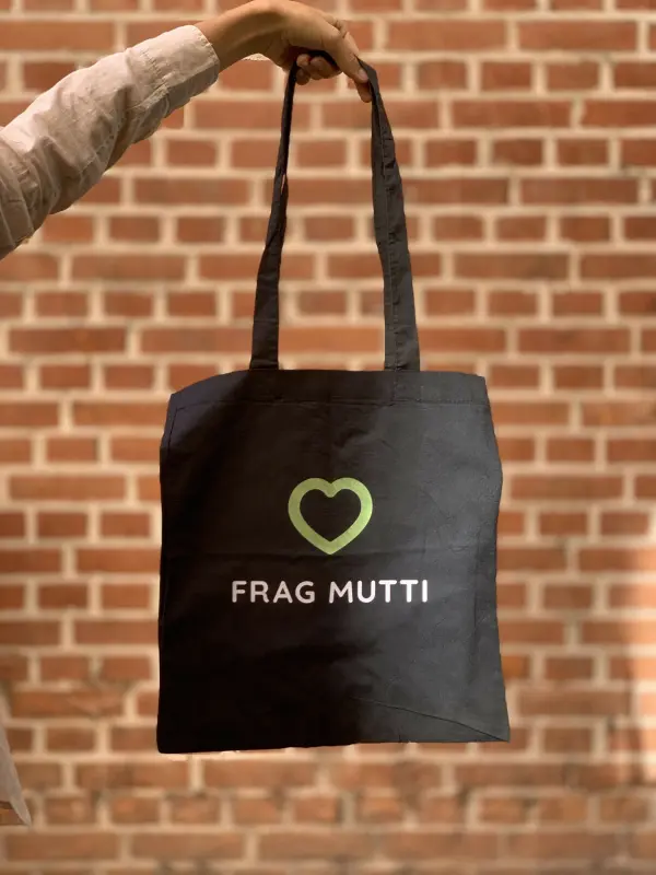Die Frag Mutti Taschen sind in schwarz und wei&szlig; mit Logo und Herz oder Lotte erh&auml;tlich.