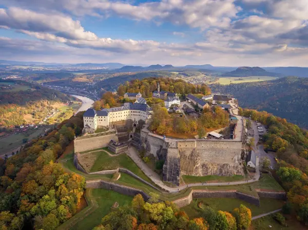 Die Festung K&ouml;nigstein geh&ouml;rt zu den gr&ouml;&szlig;ten Bergfestungen Europas und bietet eine tolle Aussicht auf die Elbe.