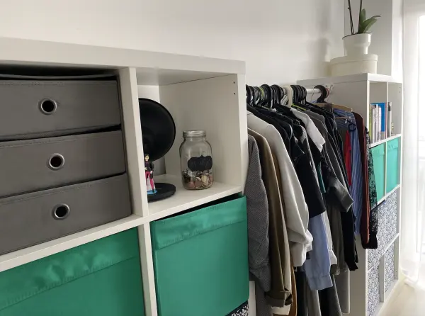 Dank der vielen Einsch&uuml;be und Boxen findet sich &uuml;berall Platz f&uuml;r s&auml;mtliche Kleidung und Accessoires.