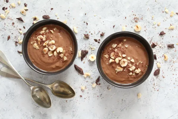 Cremiger gehts kaum! Die schokoladige Smoothie Bowl mit Avocado und Banane kannst du sowohl zum Fr&uuml;hst&uuml;ck als auch als Dessert genie&szlig;en.