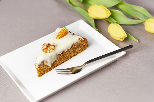 Anstelle von Mehl werden in dem glutenfreien Karottenkuchen gemahlene Haseln&uuml;sse und gemahlene Mandeln verwendet. Zimt und Muskatnuss verleihen dem R&uuml;blikuchen ein besonderes Aroma.