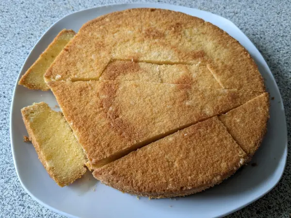 Nachdem Stürzen des abgekühlten Kuchens, die Vorlage nehmen und den Kuchen zurechtschneiden.