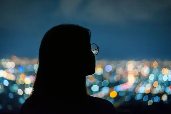 In der Stadt sieht man auch Nachts nicht viele Sterne. Licht- und Luftverschmutzung machen es schwierig, eine klare Sicht zu bekommen.
