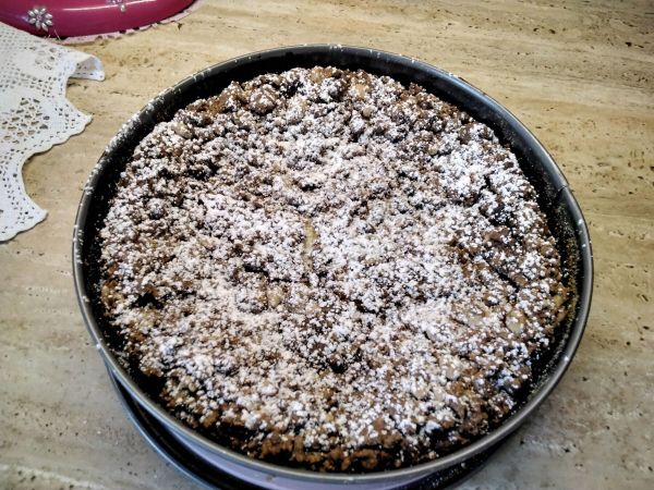 Aus dem Backofen auf ein Kuchengitter stellen, er kann sofort mit Puderzucker best&auml;ubt werden.