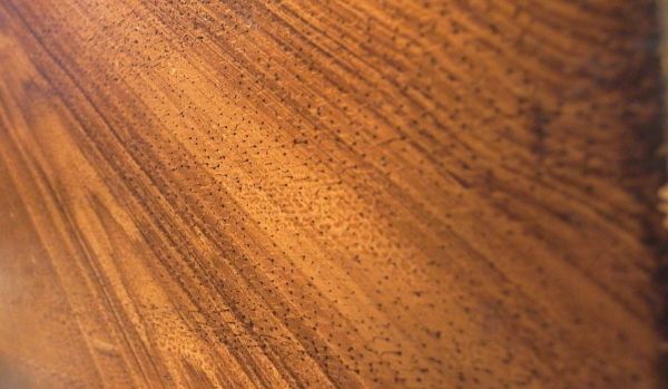 Kerzenwachs auf Holz | Frag Mutti Kerzenwachs vom Holztisch entfernen