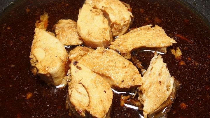 In einer Pfanne liegt scharf angebratenes Gefl&uuml;gel-Geschnetzeltes in einer dunklen Sauce. Es gleicht einer herzhaften Mahlzeit.