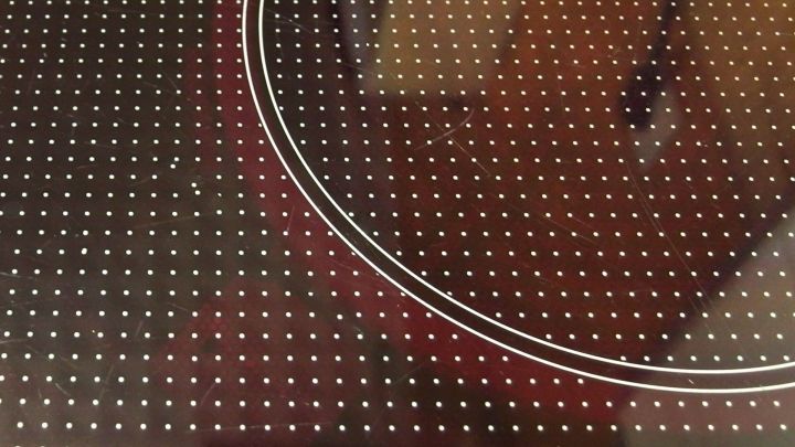 Eine Glaskeramikfeld-Oberfl&auml;che zeigt eingebrannten Kunststoff, der durch Reinigung entfernt werden soll.