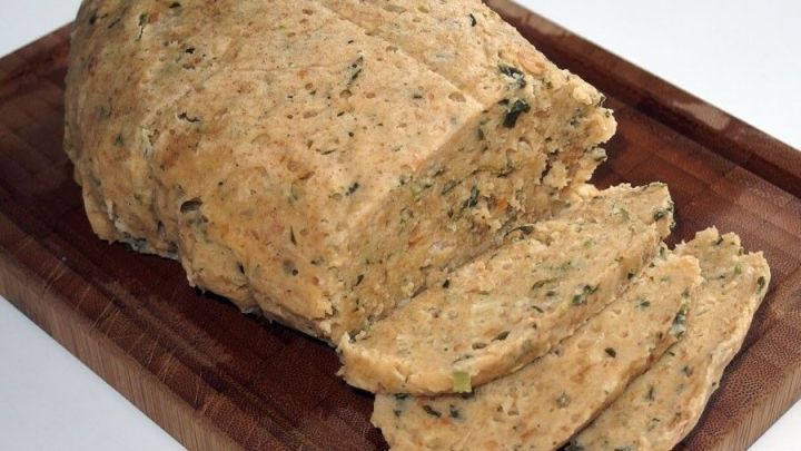 Leckere Semmelkn&ouml;del liegen auf einem Holzbrett, einige in Scheiben geschnitten und bereit zum Servieren.