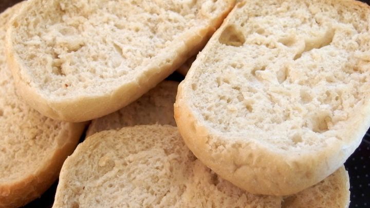 Schnitzel aus alten Br&ouml;tchen liegen auf einem schwarzen Teller und warten darauf, verarbeitet zu werden.