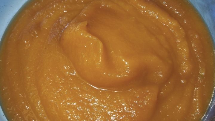 Ein cremiger, unges&uuml;&szlig;ter Apfelmus in einer Sch&uuml;ssel zeigt die Alternative, Fett in Rezepten zu ersetzen.