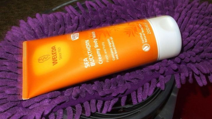 Eine Tubenpackung Duschgel liegt auf einem lilanen Reinigungstuch, bereit, um einen Granitboden zu reinigen.