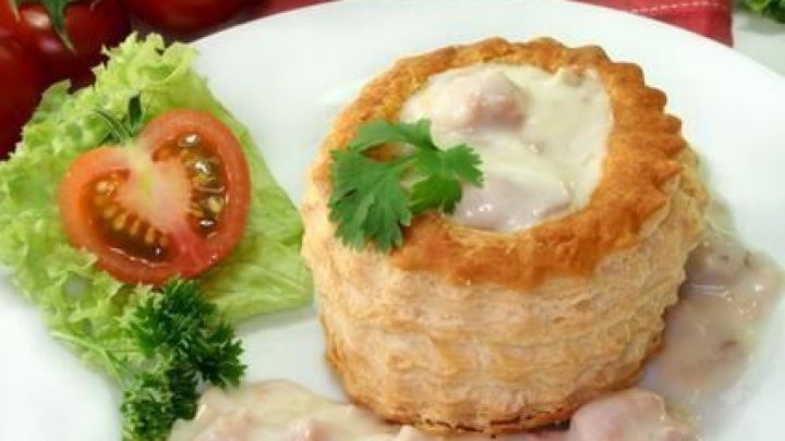 Schnelles Ragout Fin: Bl&auml;tterteigpastete mit cremiger F&uuml;llung, serviert mit frischem Salat f&uuml;r ein unkompliziertes Mittagessen.