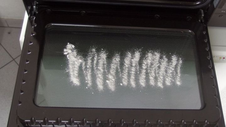 Ein Backofen mit einem klaren Sichtfenster, das mit Soda gereinigt wurde, zeigt saubere Streifen auf dem Glas.