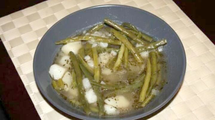 Dieser vegane Gr&uuml;ne Bohnen Eintopf mit Kartoffeln bringt dir ein leichtes, aromatisches Gericht direkt auf den Teller.