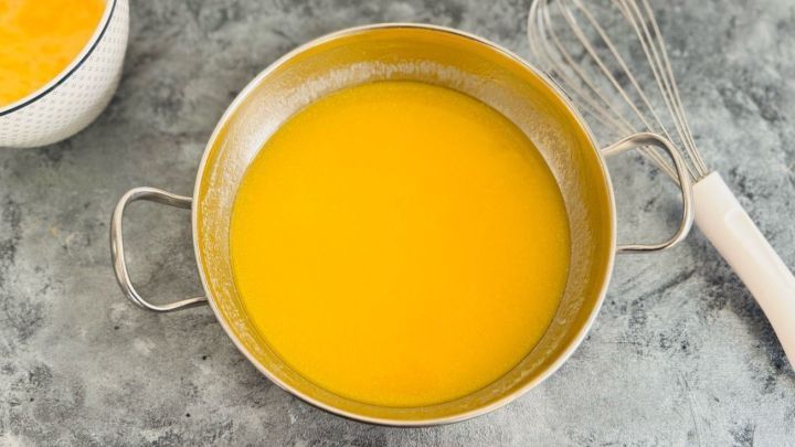 Mit geschmolzenem Fett kannst du Kuchenteig schnell und unkompliziert zubereiten. Diese Methode spart Zeit und sorgt f&uuml;r eine gleichm&auml;&szlig;ige Konsistenz. Im Bild siehst du das fl&uuml;ssige Fett, bereit zur Verwendung im Teig.