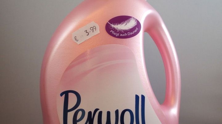 Eine Flasche Perwoll Waschmittel steht auf einer Oberfl&auml;che und zeigt den Preis von 3,99 &euro;. Nutzer notieren Preise f&uuml;r Gebrauchsgegenst&auml;nde.