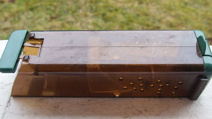 Eine Mausefalle liegt auf einer Fl&auml;che, bereit zur Verwendung, m&ouml;glicherweise zur Desinfektion vor dem Fang von M&auml;usen.