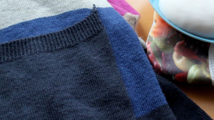 Eine dunkle Textilie liegt auf einem Tisch, umgeben von Rasierschaum, als Methode zur Entfernung von W&auml;rmeleitpaste.