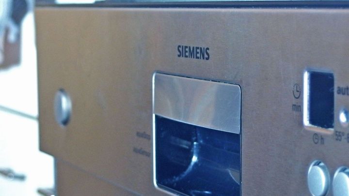 Ein Edelstahlger&auml;t zeigt eine gl&auml;nzende Oberfl&auml;che ohne Fingerabdr&uuml;cke in einer modernen K&uuml;chenumgebung.