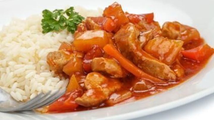 Saftiges Gyros in cremiger Metaxasauce mit Paprika und Reis &ndash; so gelingt dir das beliebte griechische Ofengericht zu Hause.