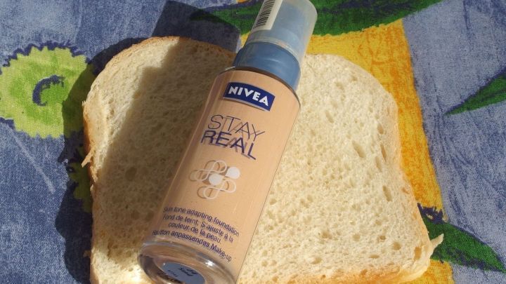 Ein St&uuml;ck Toastbrot liegt neben einem Make-Up-Flakon, das zur Entfernung von Make-Up-Flecken an Kleidungsst&uuml;cken genutzt wird.