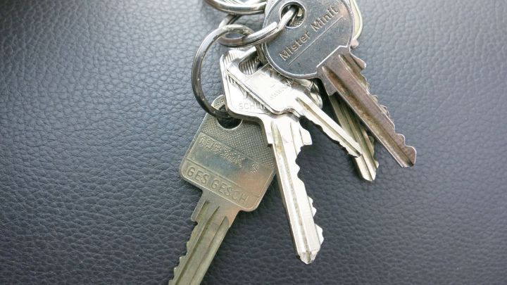 Ein Schl&uuml;sselbund liegt auf einer dunklen Oberfl&auml;che, einige Schl&uuml;ssel sind eindeutig gekennzeichnet f&uuml;r die Wiedererkennung.