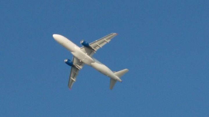 Ein Flugzeug fliegt hoch am Himmel, um verschiedene Flugrouten f&uuml;r Langstreckenfl&uuml;ge zu erkunden.