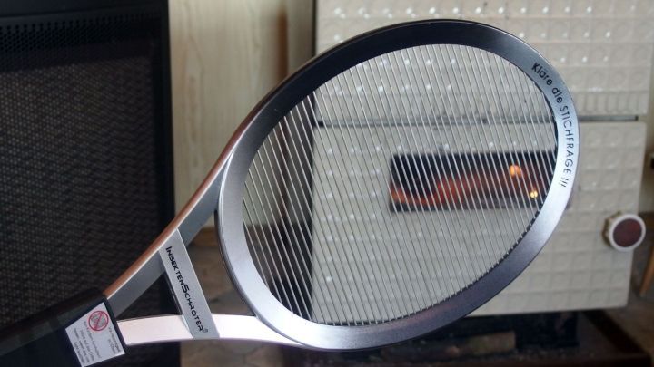 Ein Insektenf&auml;nger mit feinem Netz steht vor einem Heizger&auml;t und bereit, M&uuml;cken und Fliegen zu fangen.