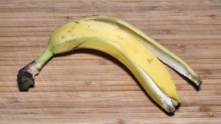 Zwei Bananen liegen auf einem Holzbrett, bereit, zur Bek&auml;mpfung von Ungeziefer in Topfpflanzen verwendet zu werden.