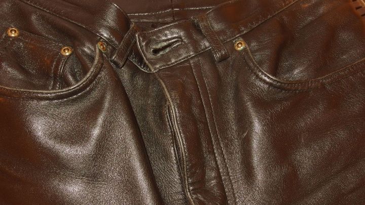 Glattes Leder aus einer nahen Perspektive, zeigt eine saubere und gepflegte Oberfl&auml;che in einem dunklen Farbton.