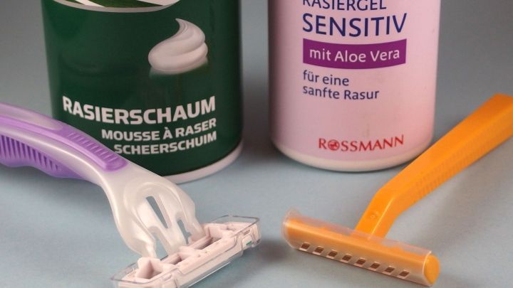 Ein Rasierer und ein Einwegrasierer liegen neben Rasiergel und -schaum im Badezimmer, bereit f&uuml;r eine gr&uuml;ndliche Rasur.