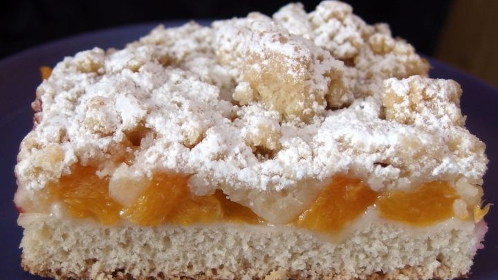 Ein saftiger Streuselkuchen mit knackigem Streuselbelag liegt auf einem Teller, umgeben von schlichter K&uuml;chengeschwindigkeit.