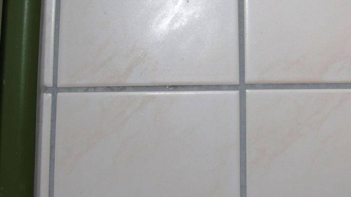 Auf einem engen Bereich von hellen Fliesen sind unsch&ouml;ne Kalkflecken sichtbar, die den Glanz beeintr&auml;chtigen.