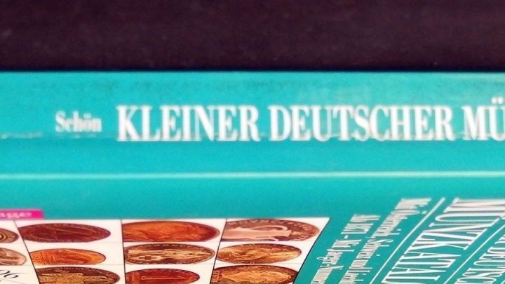 Ein gerade ger&uuml;ckter Buchr&uuml;cken eines Buches zeigt die Aufschrift &bdquo;KLEINER DEUTSCHER M&Uuml;TTER&ldquo;, umgeben von einem dunklen Hintergrund.
