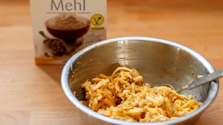 Das Kichererbsenmehl und die Gew&uuml;rze unterr&uuml;hren, bis eine pampige Masse entsteht. Durch die Fl&uuml;ssigkeit, die beim Reiben der Zucchini entsteht, geht das mit dem Mehl ganz leicht.