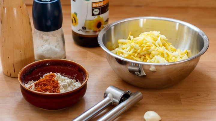 Die Zucchini raspeln (besser nicht mit dem V-Hobel, sondern dem groben Teil der K&uuml;chenreibe). 