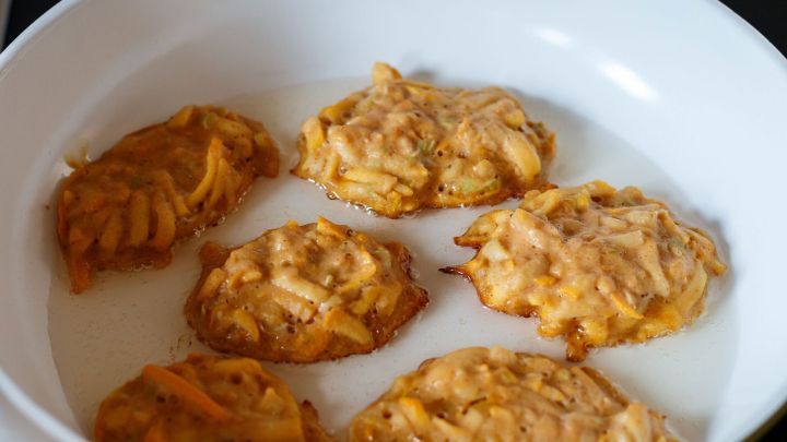 Anschlie&szlig;end in der Pfanne mit &Ouml;l wie Reibekuchen braten. Geht insgesamt ganz schnell und ist kinderleicht.