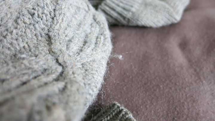 Verfusselte W&auml;sche liegt unsortiert auf einem braunen Untergrund, zeigt unsch&ouml;ne Kn&ouml;tchen und Verfilzungen auf.