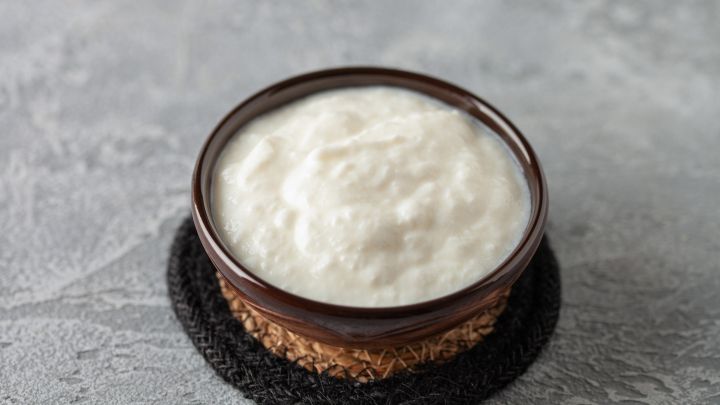 Schwedenmilch oder Dickmilch kannst du mit unserem Rezept mit wenigen Zutaten einfach selbst herstellen.