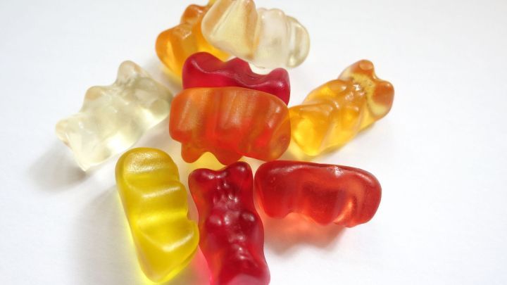 Bunte Gummib&auml;rchen liegen verstreut auf einer hellen Fl&auml;che und verleihen der Party mit ihrem s&uuml;&szlig;en Aussehen Spa&szlig;.