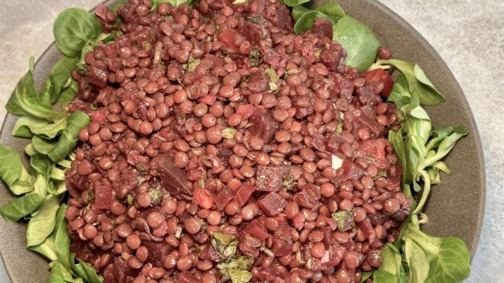 Linsensalat mal anders: Erfrische deine K&uuml;che mit diesem k&ouml;stlichen Salat aus roten Linsen und knackigem Feldsalat. Perfekt f&uuml;r ein leichtes, gesundes Essen und einfach zuzubereiten. Lass dich vom vollen Geschmack &uuml;berraschen!