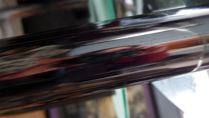 Ein Edelstahlrohr wird mit Speise&ouml;l poliert, wobei der Glanz in einem h&auml;uslichen Umfeld zu sehen ist.