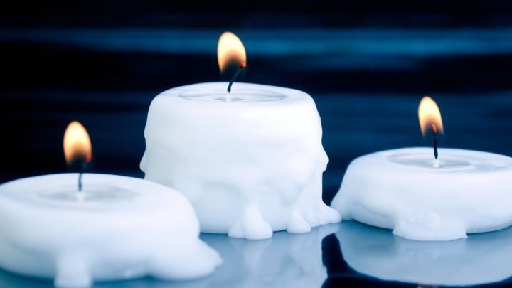 Kerzenwachs auf Glas ist &auml;rgerlich, aber leicht zu l&ouml;sen: Nutze diesen einfachen Trick, um Wachs von Glastischen o.&auml;. zu entfernen.