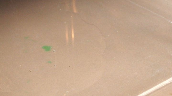 Ein verschmutzter Backofen mit einer glitschigen, feuchten Oberfl&auml;che zeigt R&uuml;ckst&auml;nde nach der Dampfreinigung.